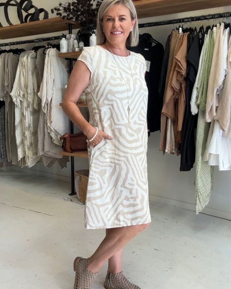 Nelia - Summer dress with a round neck and a beautiful print